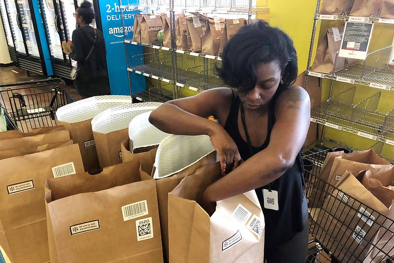 Eine Whole-Foods-Mitarbeiterin packt bestellte Waren ein