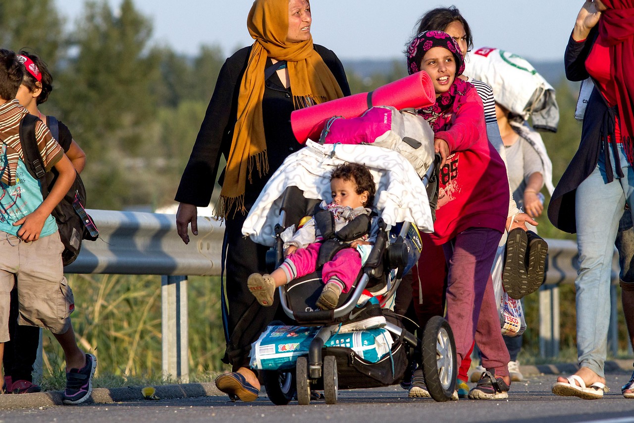 Flüchtlinge auf der ungarischen Autobahn M1 am 4. September 2015