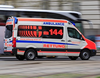 Ein Rettungsauto in Wien im Einsatz