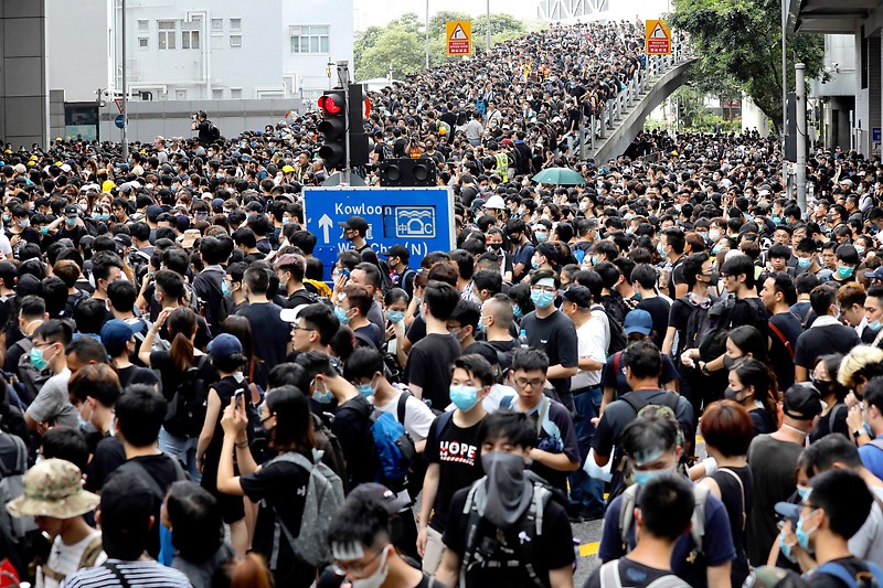 Hongkonger Polizei prangert Proteste vor Hauptquartier an - news.ORF.at