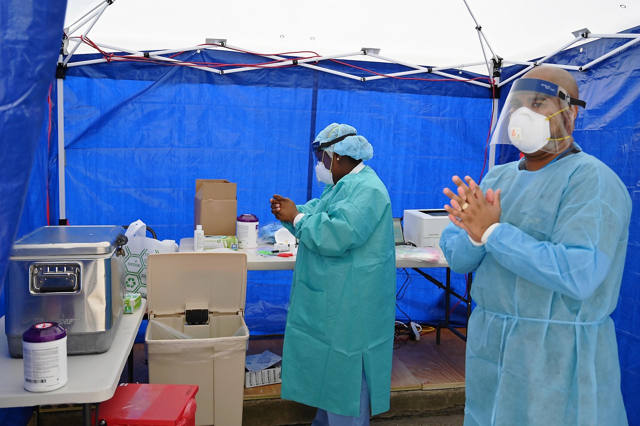 Zwei Krankenhausmitarbeiter in einem „Pop-Up“-Zelt für Coronavirus Tests in Brooklyn.  