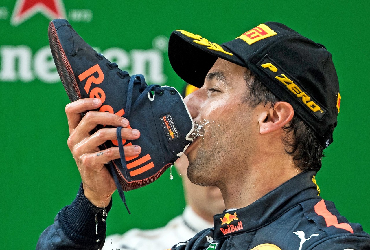 Daniel Ricciardo trinkt aus seinem Schuh