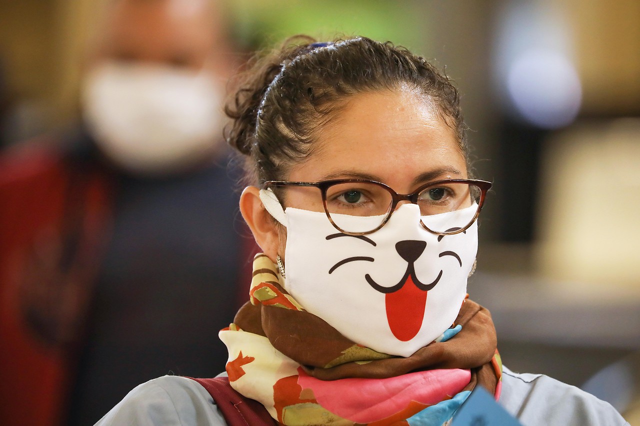Eine Frau trägt eine Schutzmsake verziert mit einem Hunde-Gesicht in Buenos Aires, Argentinien.