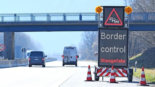 Schild auf der Autobahn mit der Aufschrift „Border control“