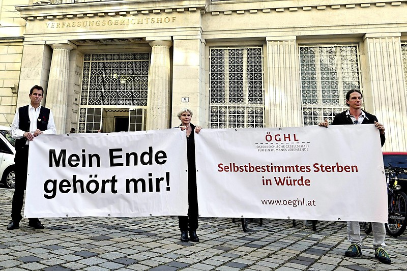 Banners of the “Austrian Society for a Humane End of Life” (ÖGHL) before the start of a public hearing by the Constitutional Court (VFGH) on the ban on euthanasia