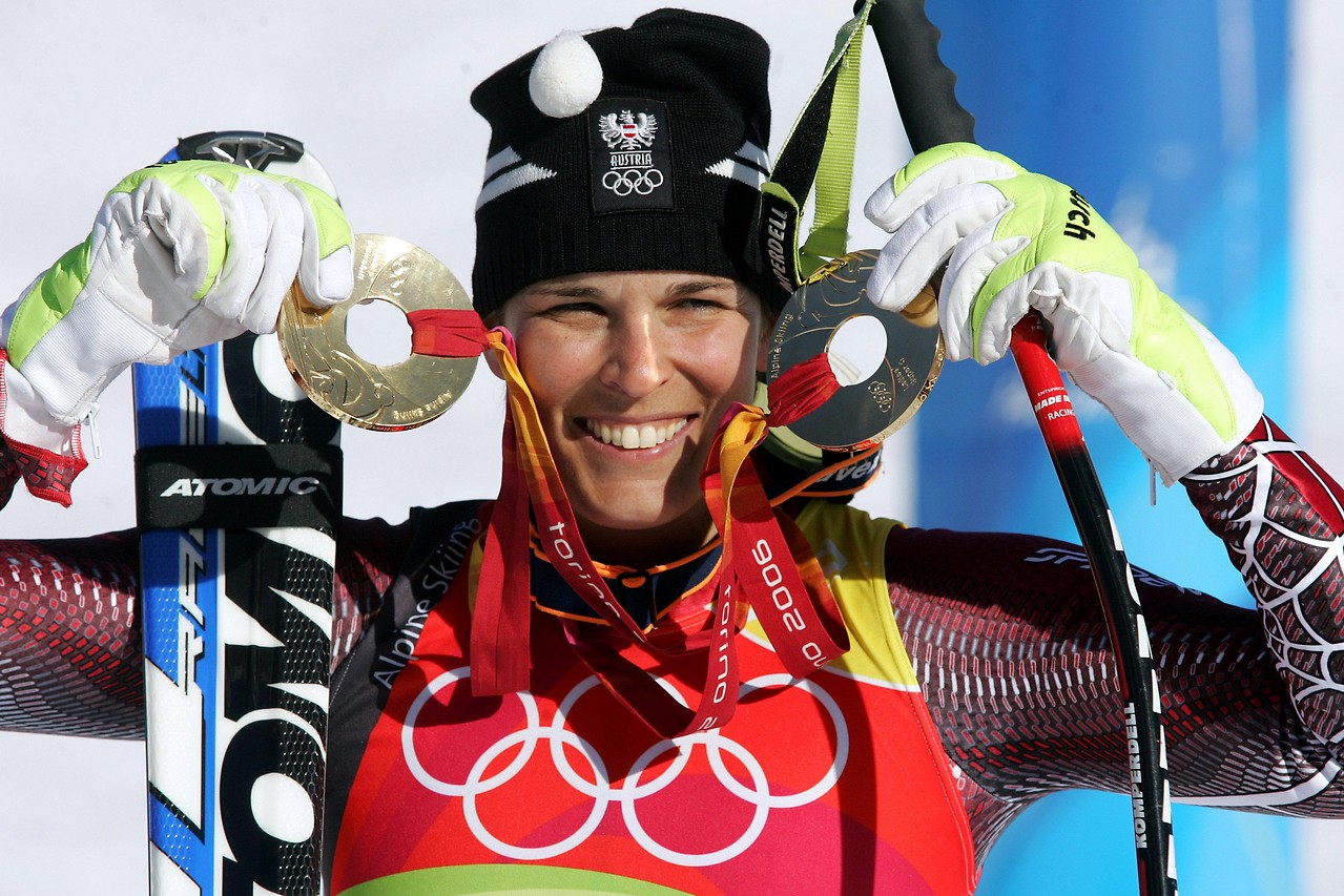 L'ex pattinatrice austriaca Michaela Dorfmeister con due medaglie alle Olimpiadi invernali del 2006.