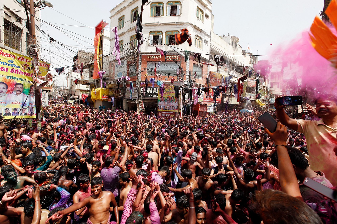 Menschen beim Holi Festival in Prayagraj