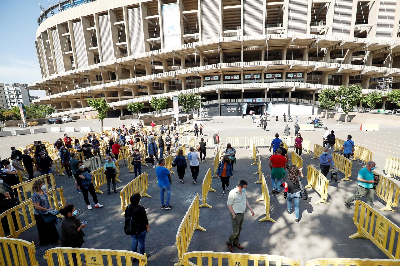 Menschen stehen vor dem Camp-Nou-Stadion in Barcelona in einer Schlange