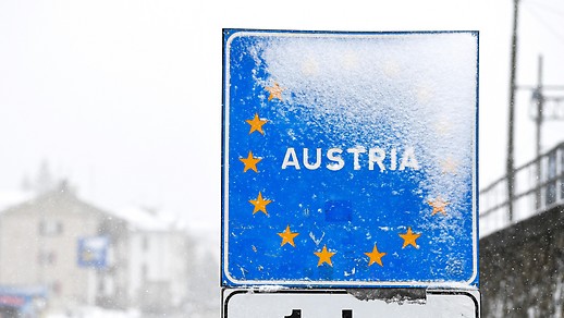 Neve sul cartello davanti al confine con l'Austria
