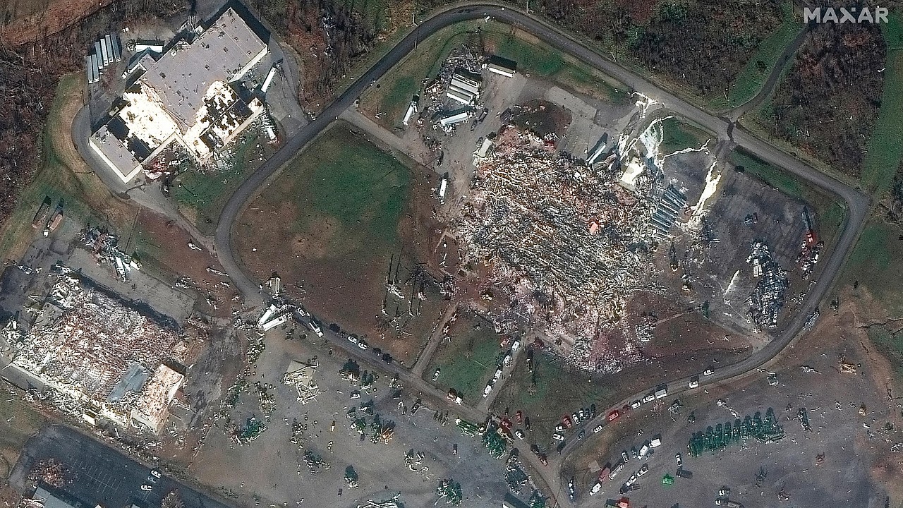 Comparison of aerial photographs before and after the US hurricane