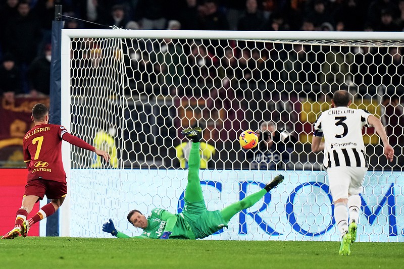 Juventus Torhüter Wojciech Szczesny hält einen Strafstoß von Lorenzo Pellegrini (AS Rom)
