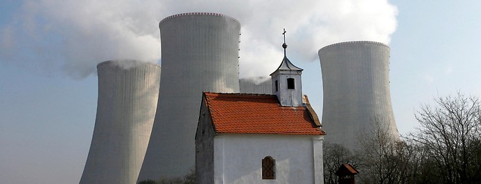 Kirche vor dem Atomkraftwerk Dukovany, Tschechien