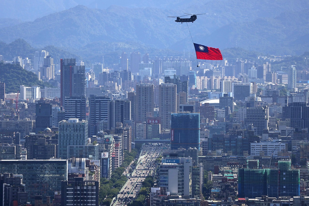 Hubschrauber mit taiwanischer Fahne über Taipeh