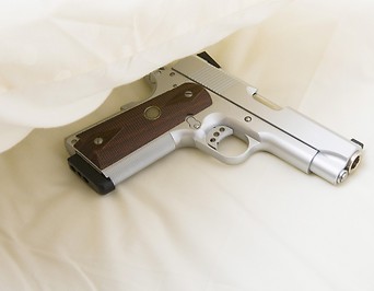 Pistole auf einem Bett