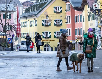 Menschen auf der Straße in Kitzbühel