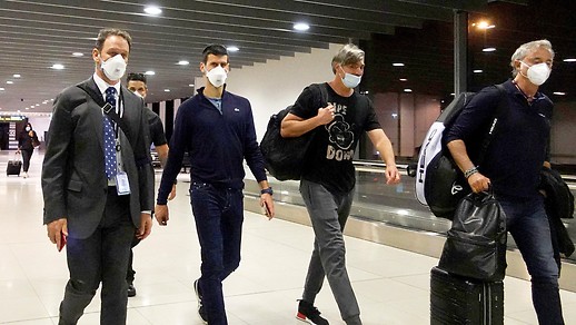 Tennisspieler Novak Djokovic (SRB) am Flughafen in Melbourne