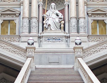 Blick auf die Stiege mit der Statue der Justitia im Justizpalast
