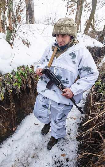 Ein ukrainischer Soldat in einem Schützengraben in Donetsk