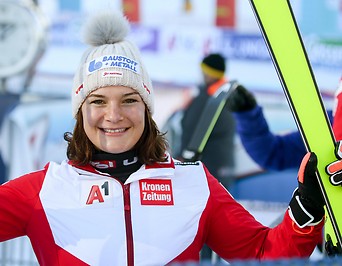 Ramona Siebenhofer hält ihre Skier