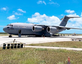 Ein australisches Flugzeug der Air Force bringt eine Hilfslieferung auf die Insel Tonga nach dem Vulkanausbruch