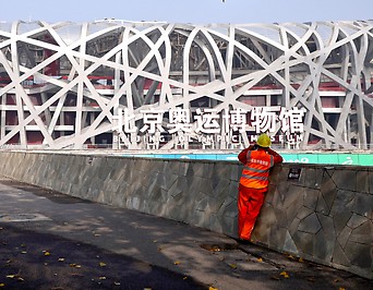 Arbeiter vor dem Nationalstadion in Peking