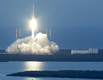 SpaceX Falcon 9 Rakete beim Start von Cape Canaveral 2015