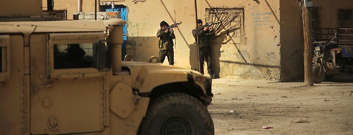 Syrische kämpfer vor dem Gefängnis in Hassakeh im nordosten Syriens