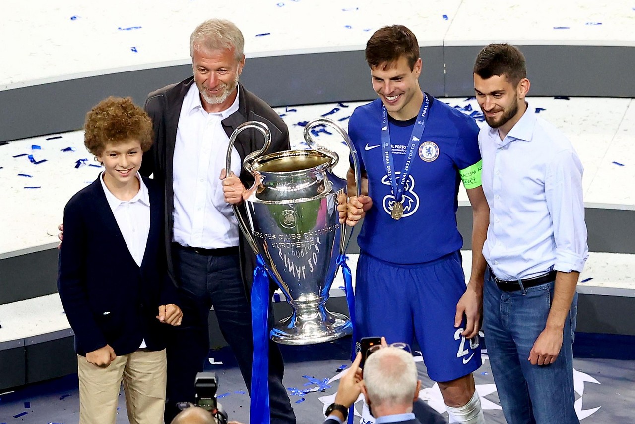 Chelseas Cesar Azpilicueta jubelt mit Clubbesitzer Roman Abramowitsch über den Sieg in der UEFA Champions League 2020/21