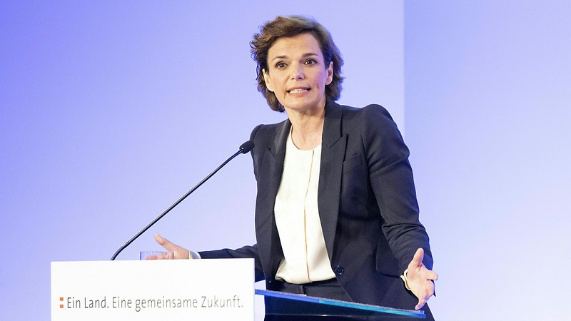 În fotografie puteți vedea liderul SPÖ, Pamela Rendi-Wagner, în timpul discursului său de duminică.