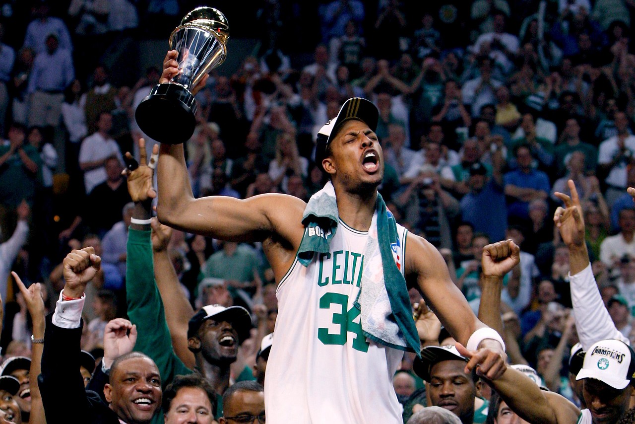 Paul Pierce (Boston Celtics) jubelt mit seiner MVP-Trophäe 2008