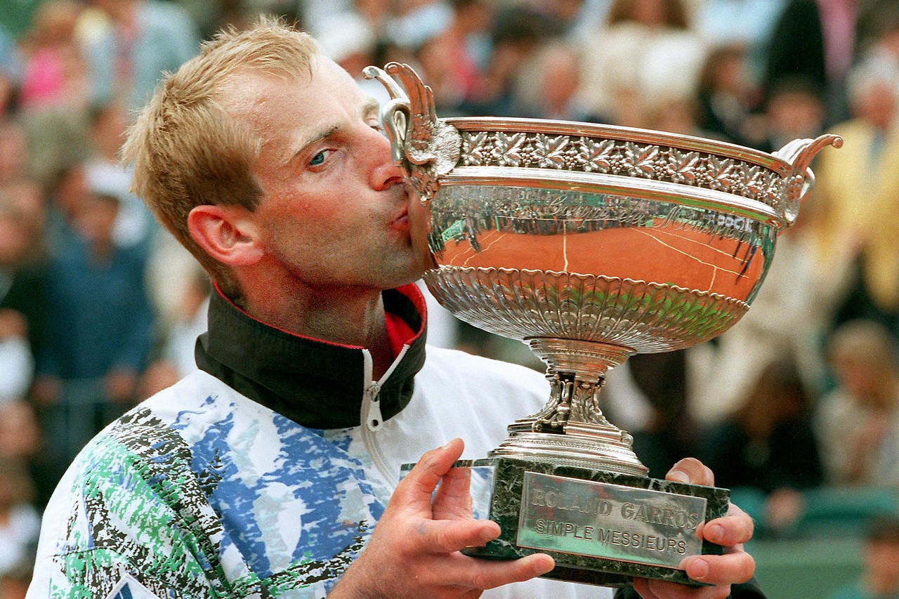 Thomas Muster küsst nach seinem Sieg bei den French Open 1995 den Pokal