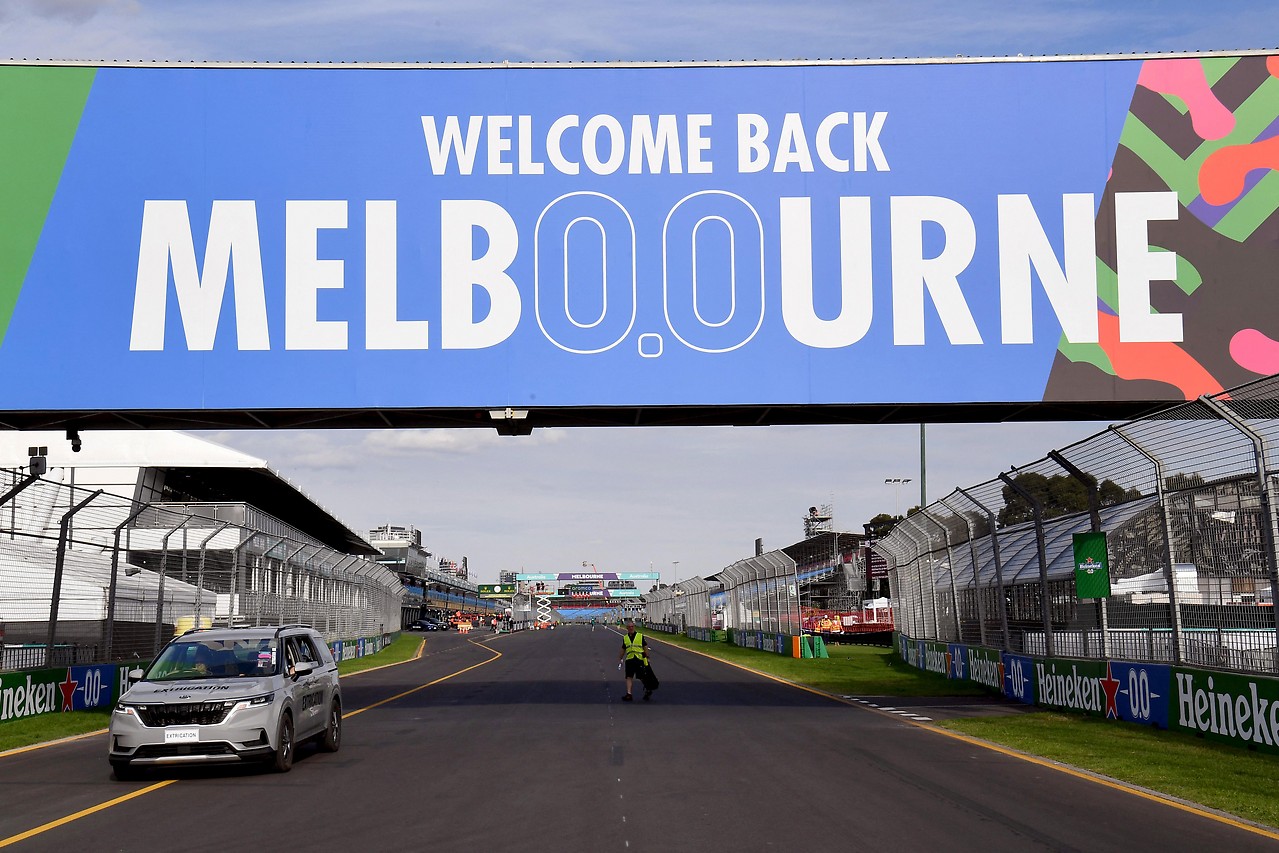 Schild mit der Aufschrift „Willkommen zurück Melbourne“ auf der Rennstrecke im Albert Park