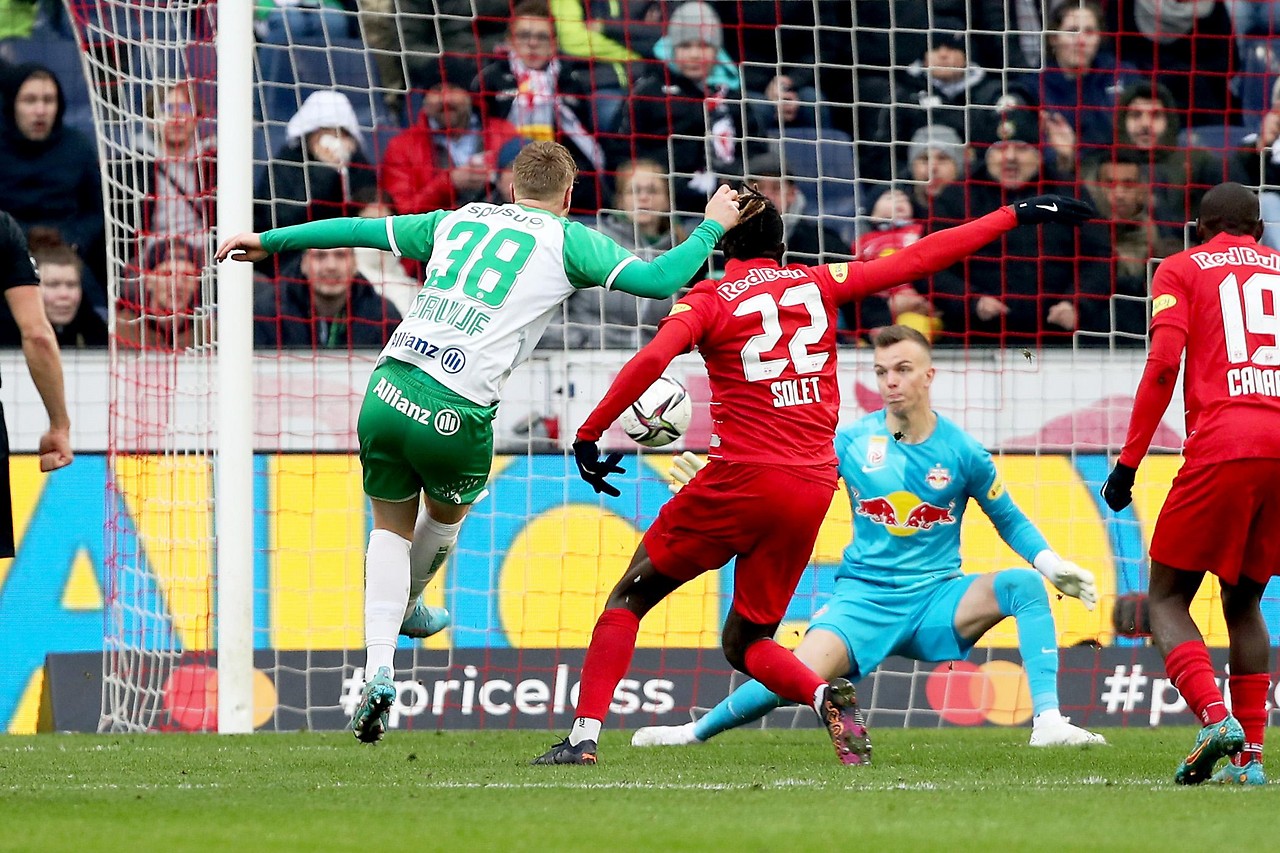 Ferdy Druijf (Rapid) scores a goal against Salzburg