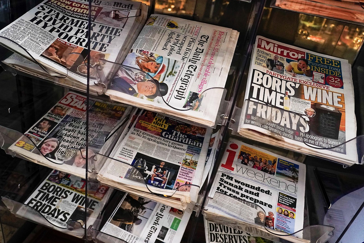 Zeitungen mit Schlagzeilen über das „Partygate“ von Boris Johnson