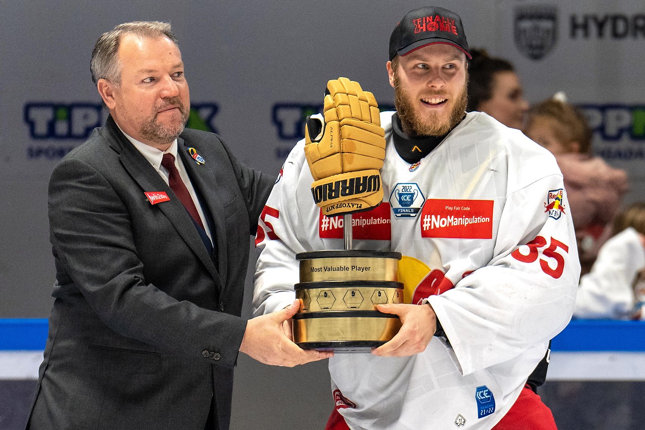 Atte Tolvanen (EC RBS) mit MVP-Trophäe