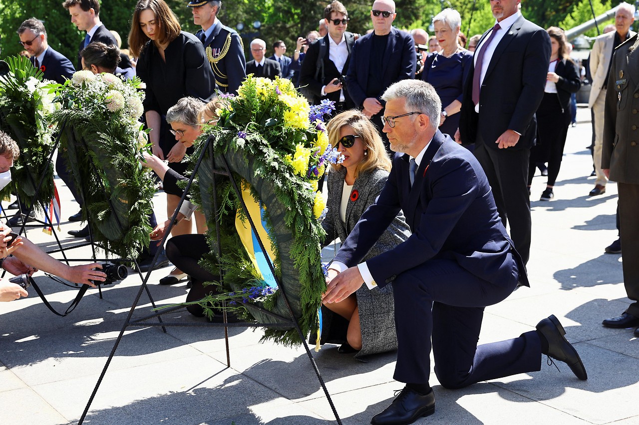 Ukrainischer Botschafter Andrij Melnyk mit seiner Ehefrau bei der Kranzniederlegung in Berlin