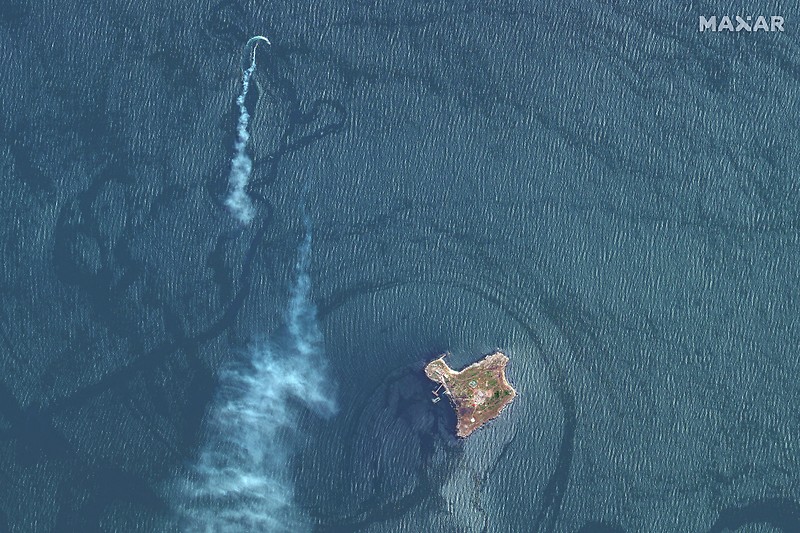 Ein Satellitenbild zeigt Rauch über einem vermeintlichen russischen Kriegsschiff nahe der ukrainischen Schlangeninsel