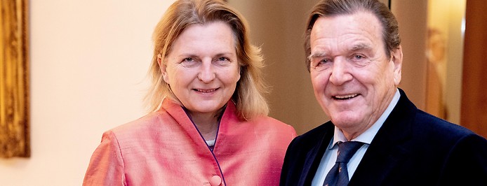 Gerhard Schröder und Karin Kneissl im Jahr 2018 