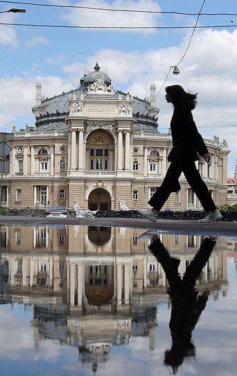 Frau in Odessa über eine Pfütze