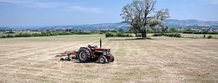 Traktor auf einem trockenen Feld bei Lyon (Frankreich)
