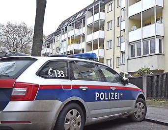 Polizeiauto vor einem Wohnhaus in Wien-Hietzing
