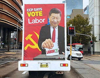 Australisches Wahlplakat auf einem Auto in Sydney zeigt Chinas Präsident Xi Jinping