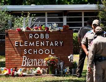 Kerzen und Blumen erinnern an die Opfer des Amoklaufs in der Robb Elementary School in Uvalde ( Texas)