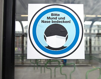 Hinweistafel über die Schutzmaskenpflicht in der U-Bahnstation