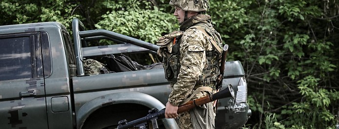 Ukrainischer Soldat auf dem Weg zur Front im Donbas