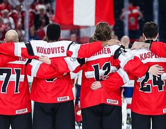 österreichische Mannschaft bei der Hymne 
