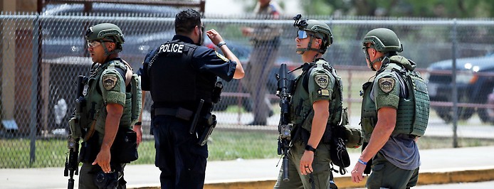 Polizei und Spezialeinheiten vor der Robb Elementary School in Uvalde (Texas)