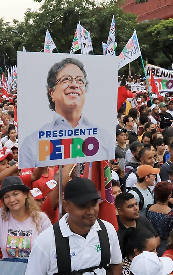 Plakat von Gustavo Petro bei einer Wahlveranstaltung