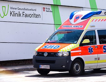Ein Rettungswagen bei der Auffahrtsrampe zur Klinik Favoriten