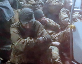 Ukrainische Soldaten beim Gefangenentransport